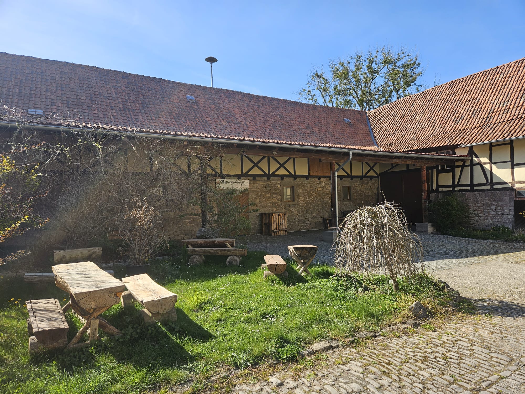 Struktur des Hofes mit verschiedenen Gebäuden