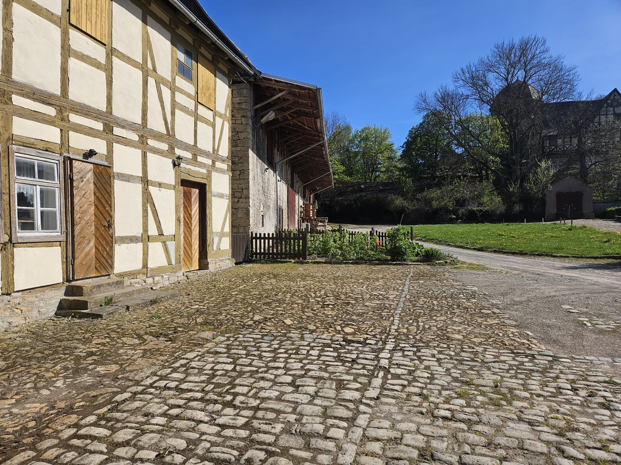 Starke Hofansicht mit Fachwerk und Pflaster