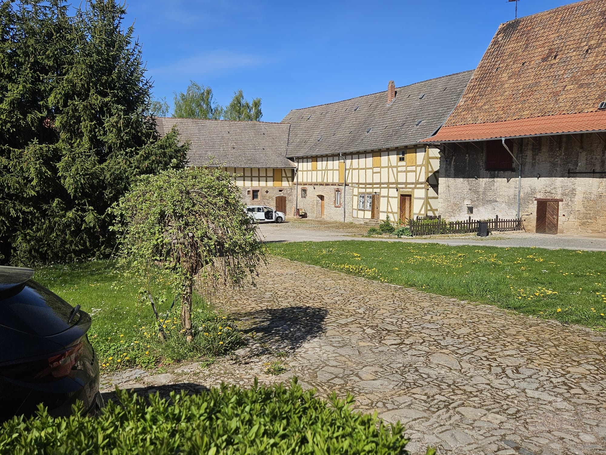 Blick durch den Torbogen auf das Anwesen